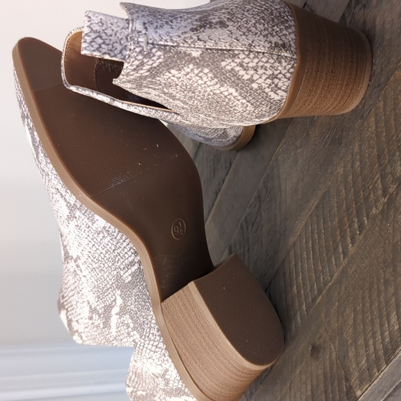 NEW Universal Thread Snakeskin Booties - Picture 5 of 5